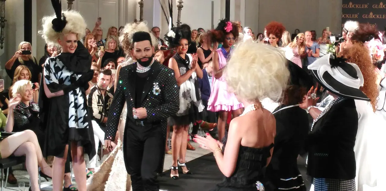 Harald Glööckler Modenschau „Die zertanzten Schuhe“ - Pompöös auf der Berlin Fashion Week