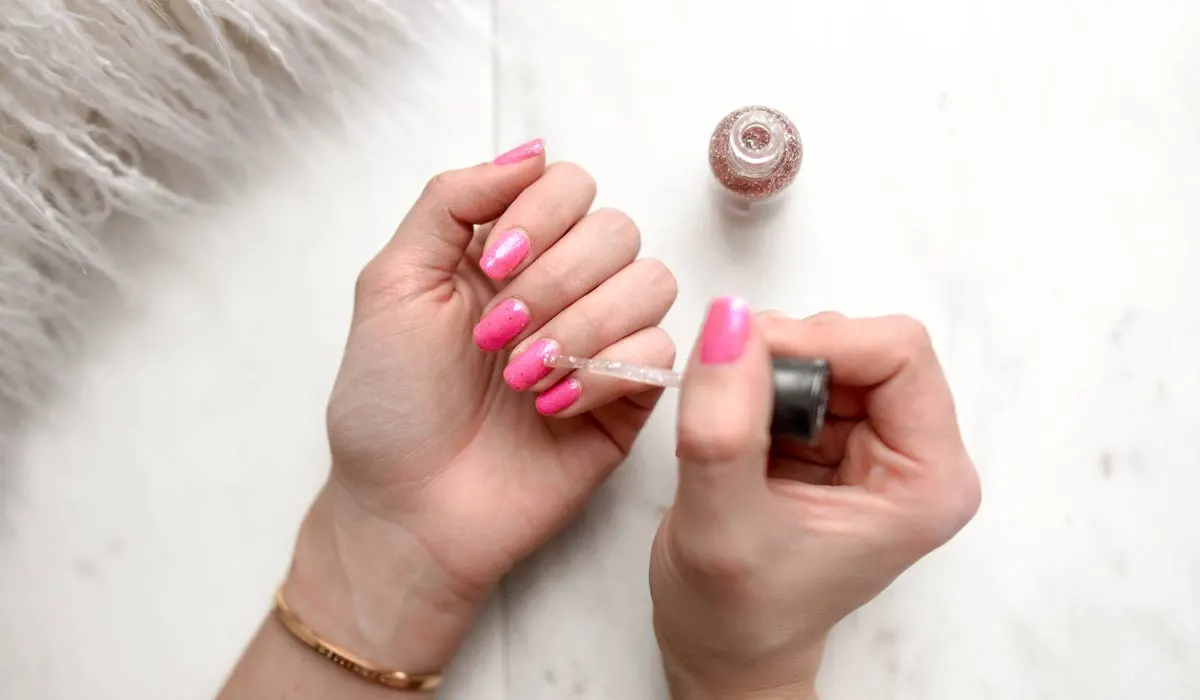Nagellack: Schlicht und einfach oder ausgefallen? Nagellack auftragen ohne übermalen, ohne Streifen und ohne Bläschen: So geht's!