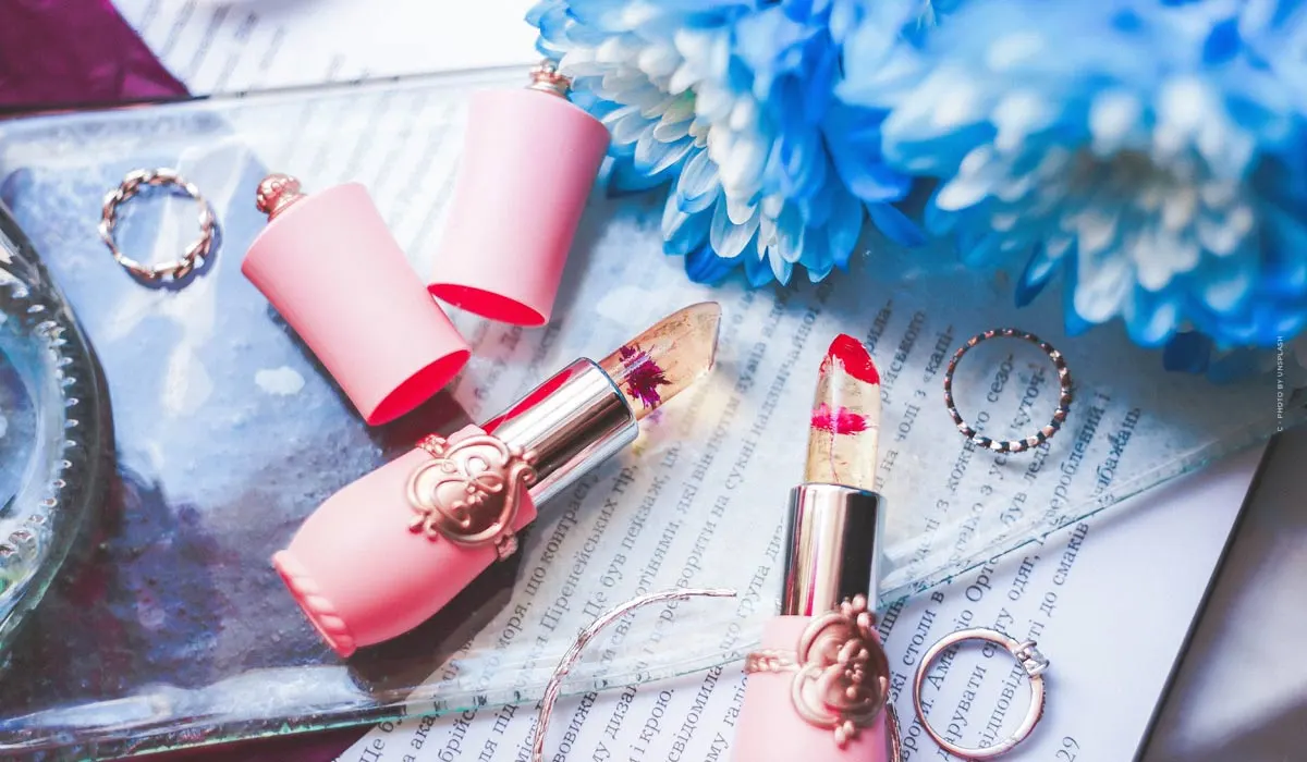 Erfrischendes Sommer-Make-Up: Wasserfeste Mascara & natürlicher Glow
