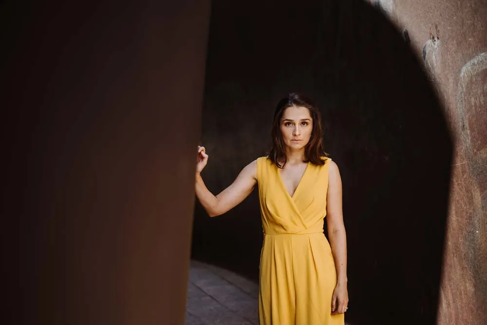 Interview Sarah Alles: Schauspielerin & Synchronsprecherin über Karriere und Soziales Engagement