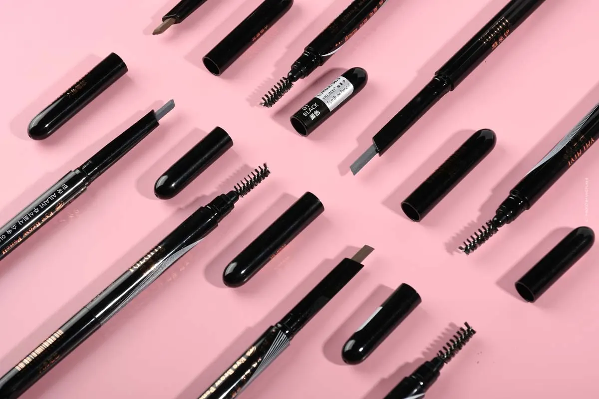 Volle Augenbrauen dank Brow Lift, Microblading & Co.
