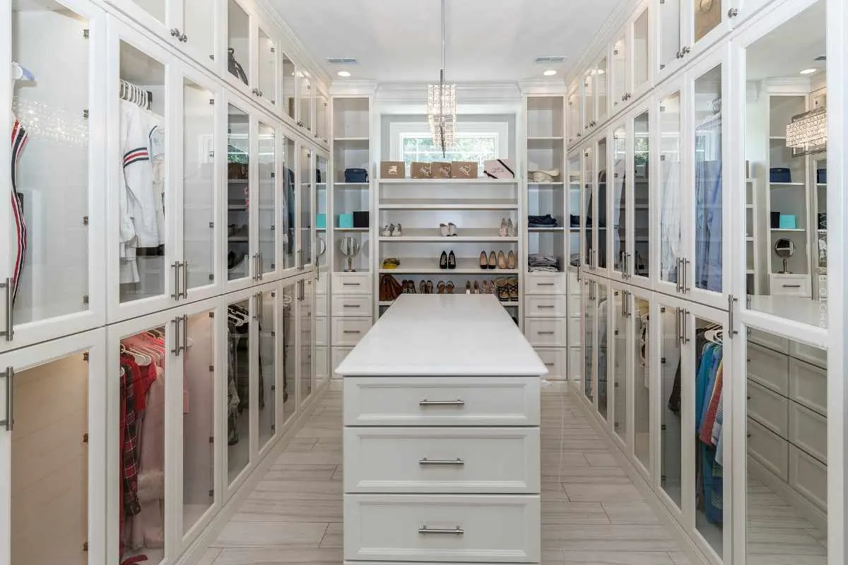 Kleiderschrank einrichten: Begehbaren Kleiderschrank planen, bauen und mit den passenden Möbeln gestalten