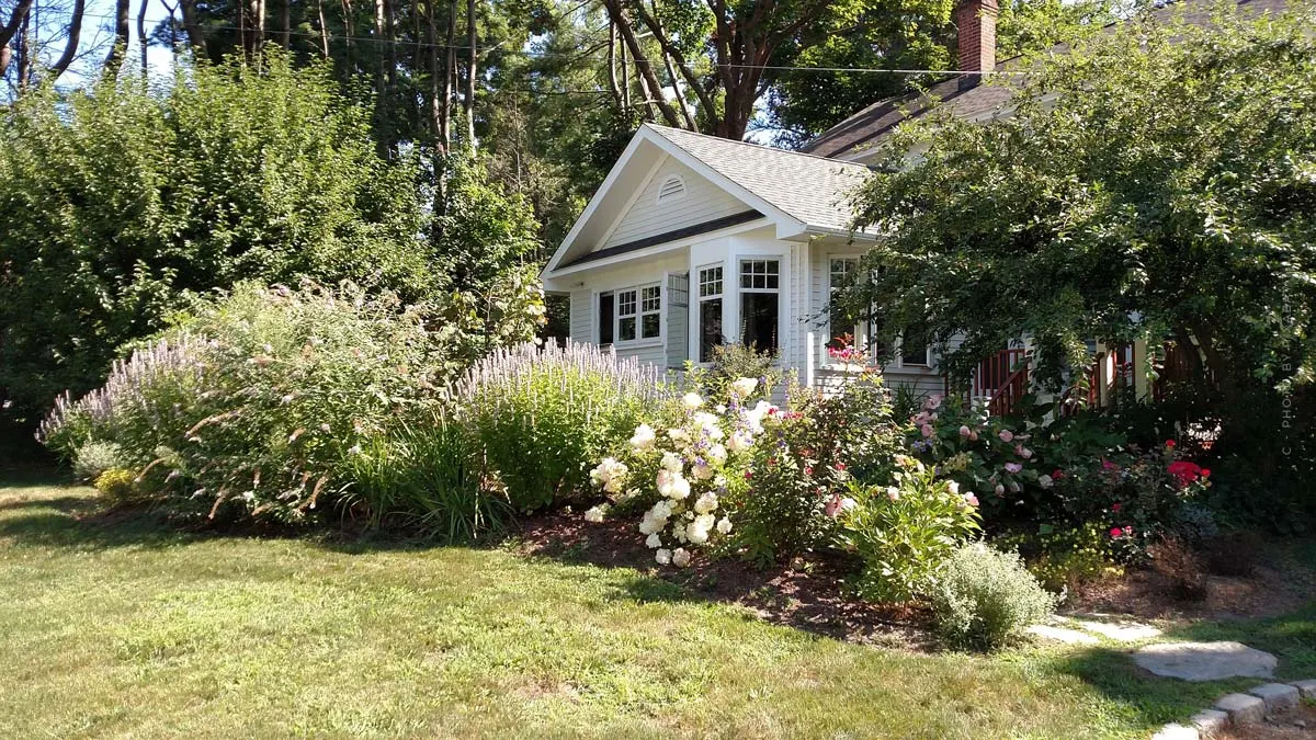 Garten anlegen: Tipps zur Gestaltung & Planung mit wetterfesten Möbeln, Blumen, Pool und mehr