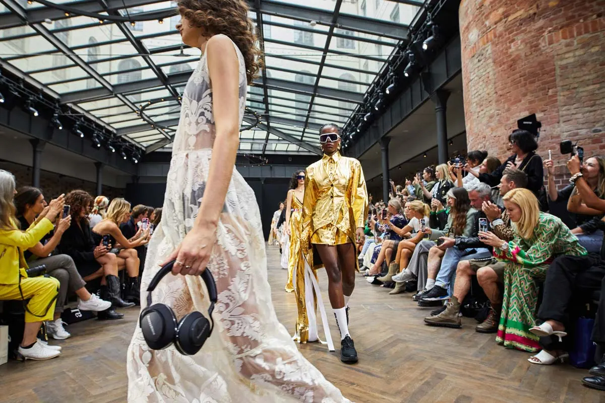 Rebekka Ruétz: Glänzende Kleider - Berlin Fashion Week