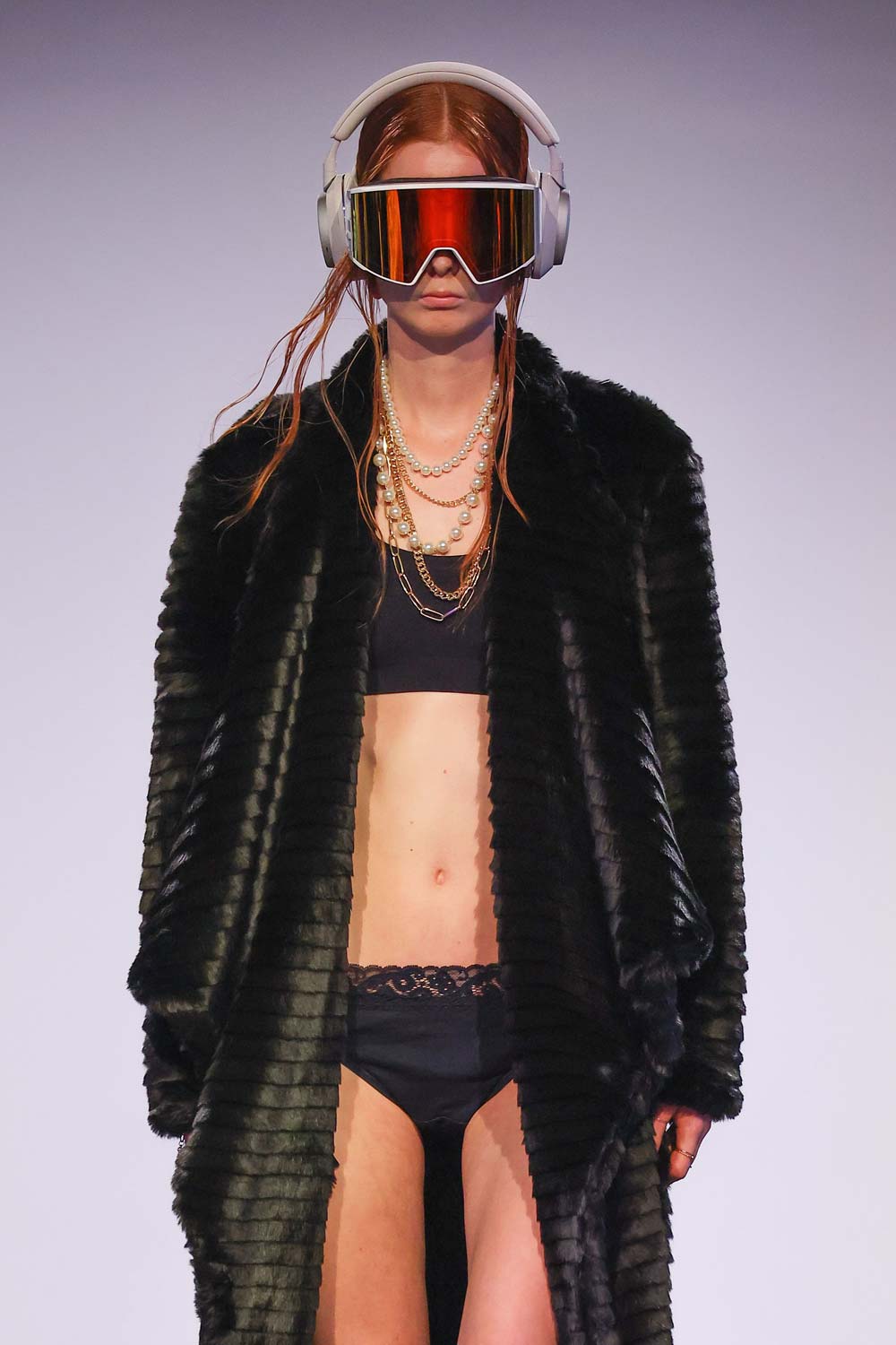 Rebekka Ruétz Herbst Winter Look Berlin Fashion Week – sportlich elegantes Outfit mit Skibrille auf dem Laufsteg