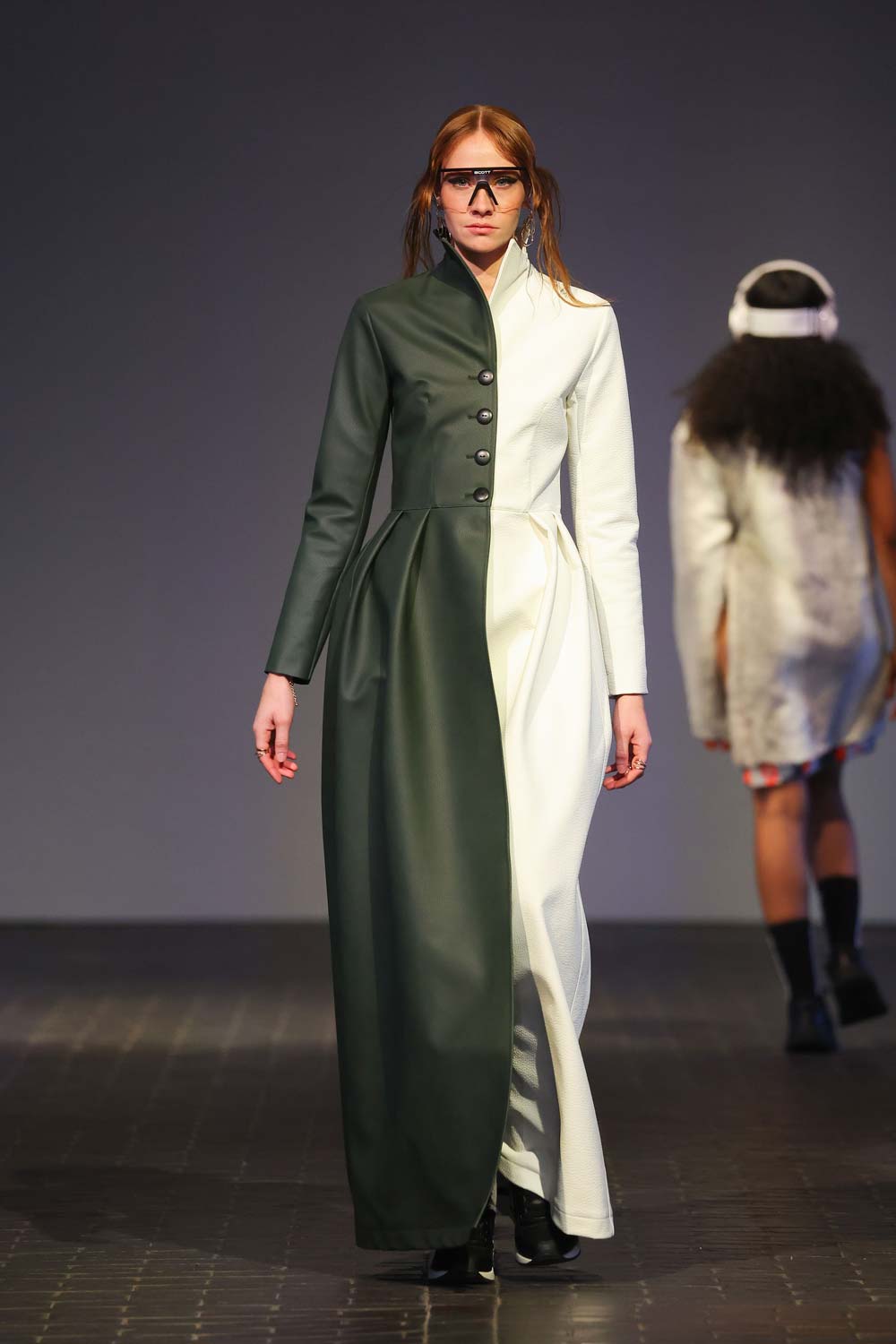 Rebekka Ruétz Runway Look Berlin Fashion Week – Model mit Skechers Sneaker und sportlichem Outfit