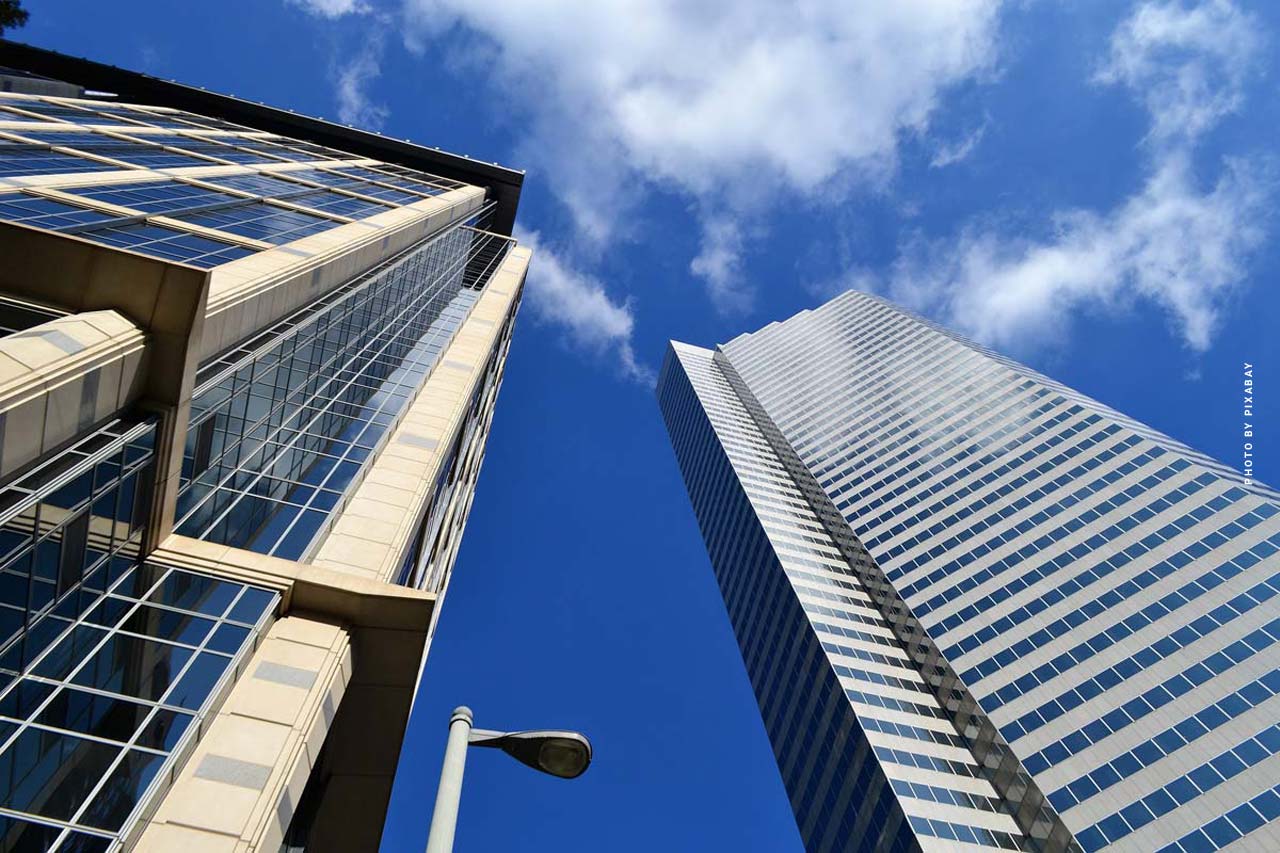 new-york-city-skyscraper-blue-sky-realtor-real-estate-makler-construction-buy-now