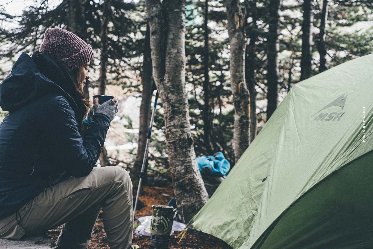 kaffee-morgen-wald-trinken-tipps-zelten-zelt-reise-urlaub-paar-single-tipps