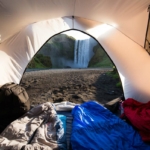 schlafsack-zelt-camping-isomatte-schlafen-natur-urlaub-entspannen-wasserfall-strrand