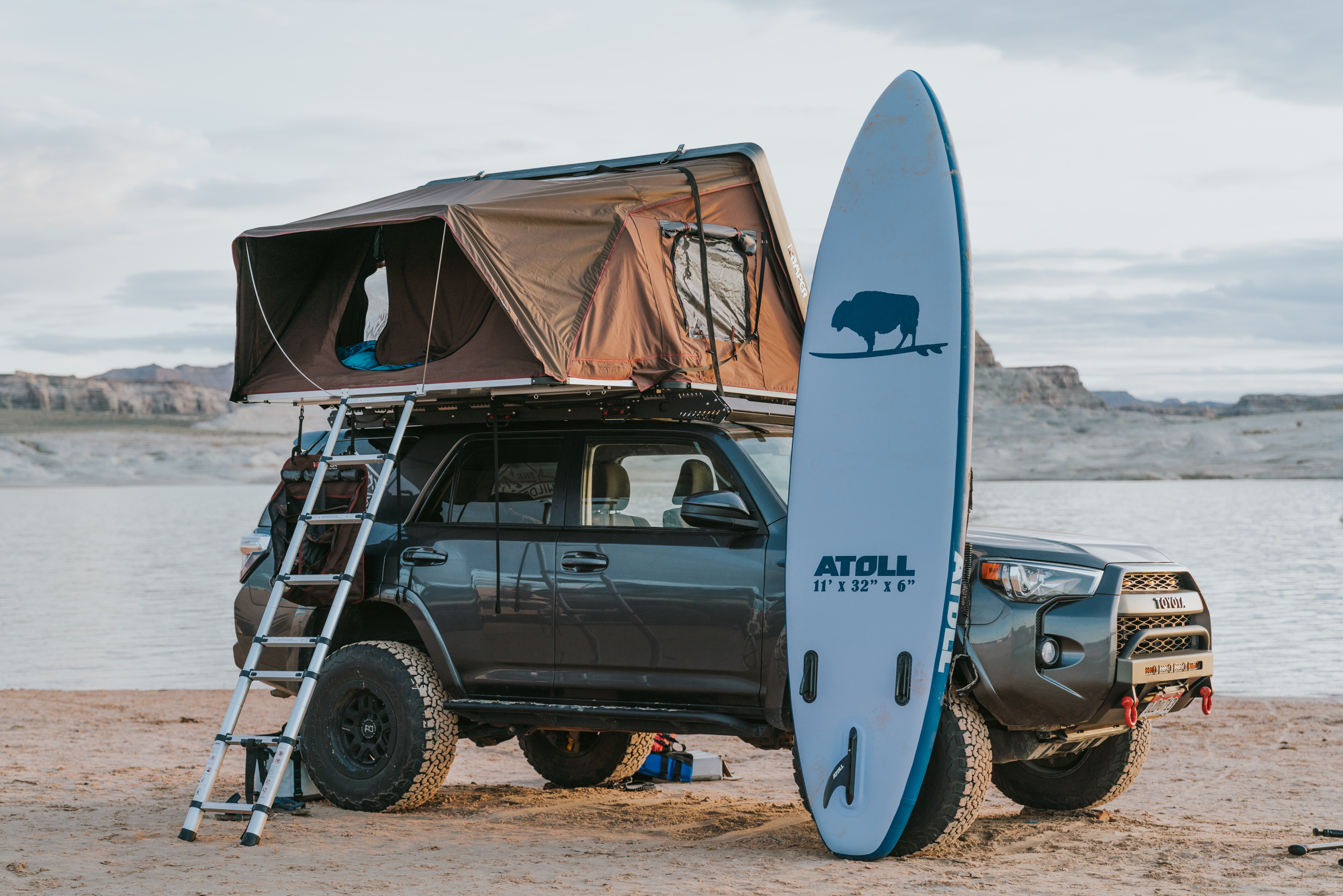 Camping-Dachzelt-Outdoor-Offroad-Abenteuer-Surfen-Surfboard-Meer-Strand