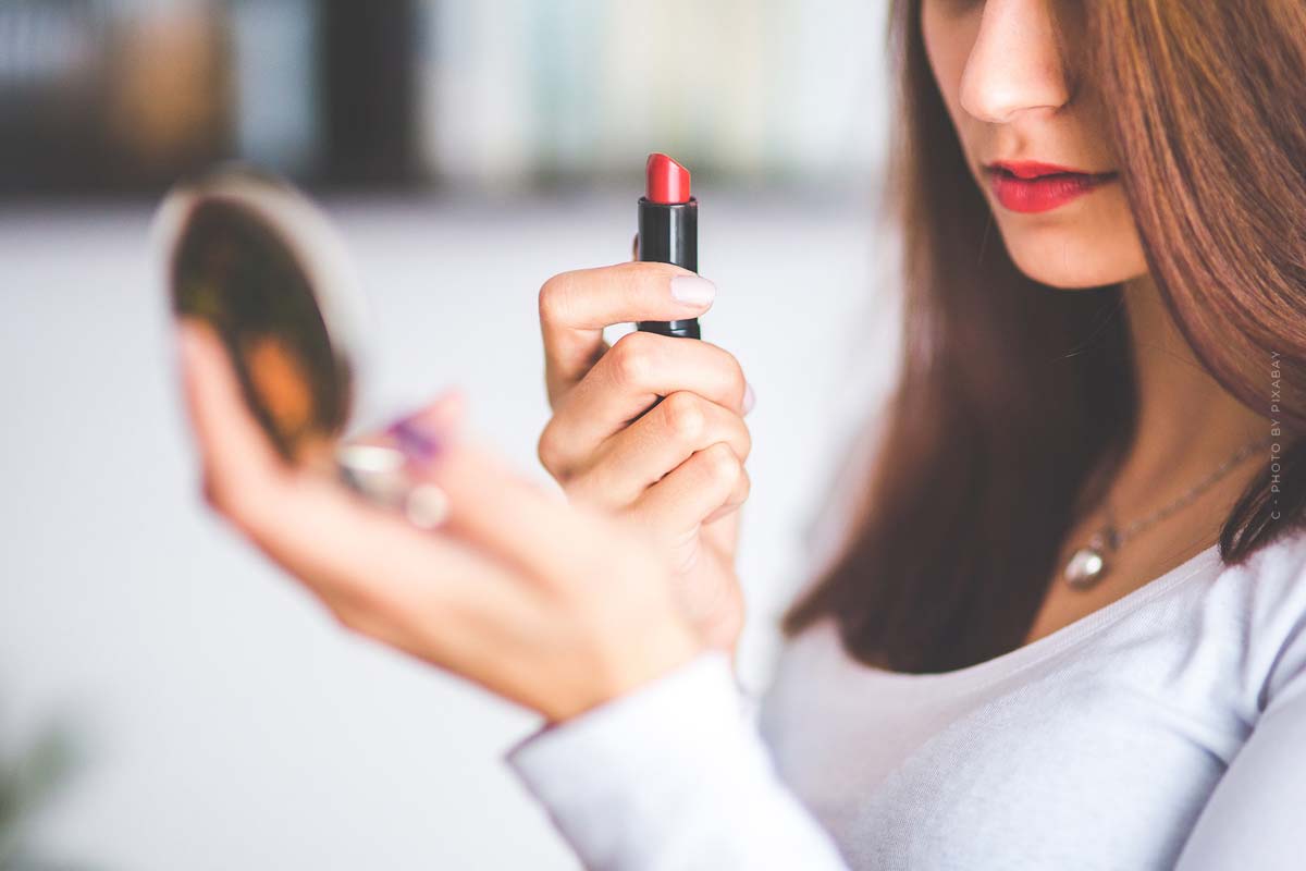 virtuell-model-mode-rot-lippenstift-spiegel-kette