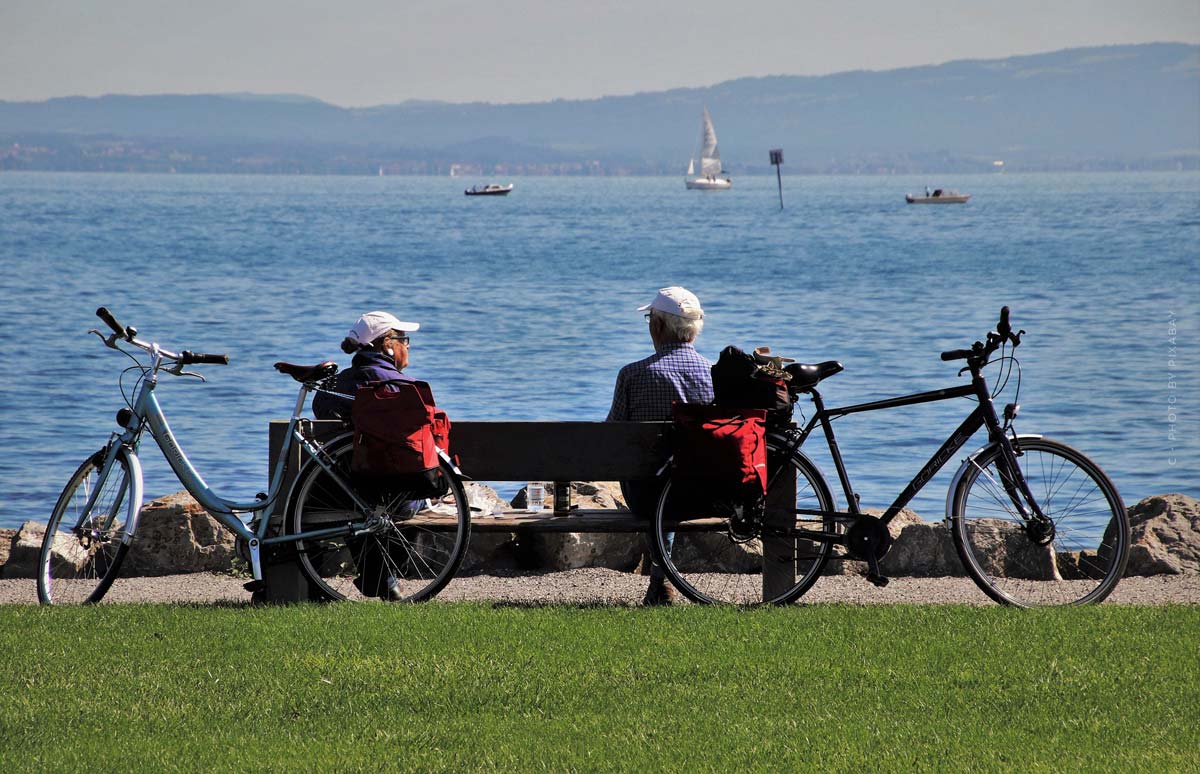 altersvorsorge-bucher-mann-meer-wasser-geld-rente-sorgen-tipps-fehler-bank-sitzen-fahrrader