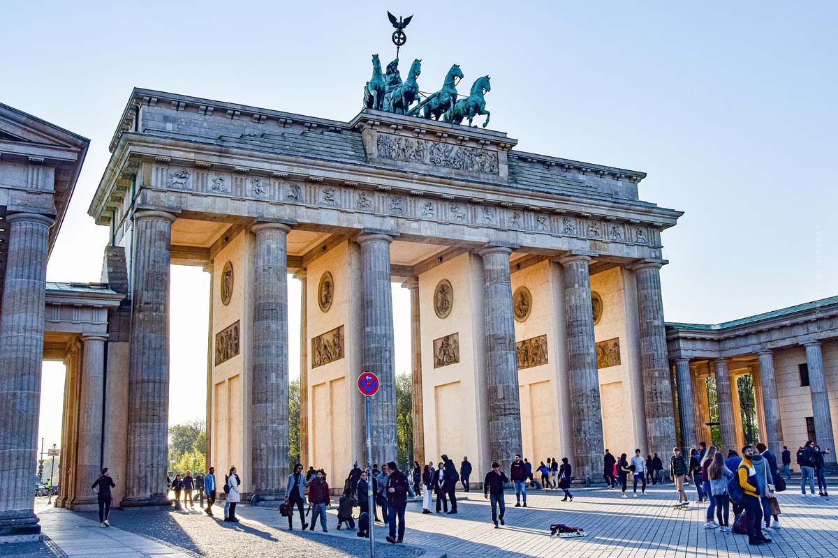 brandenburgertor-berlin-brandenburg-platz-sonne-wetter-blau-himmel-sehenswürdigkeit-fashionweek-mode-fashion-model