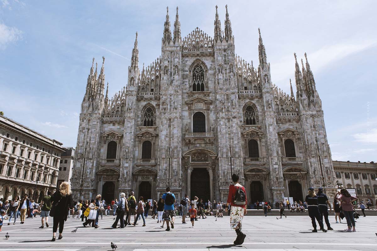 milan-cathedral-kirche-mailand-mode-stadt-platz-himmel-tag-wetter-blau-fashion-fashionweek-fashionshow-models