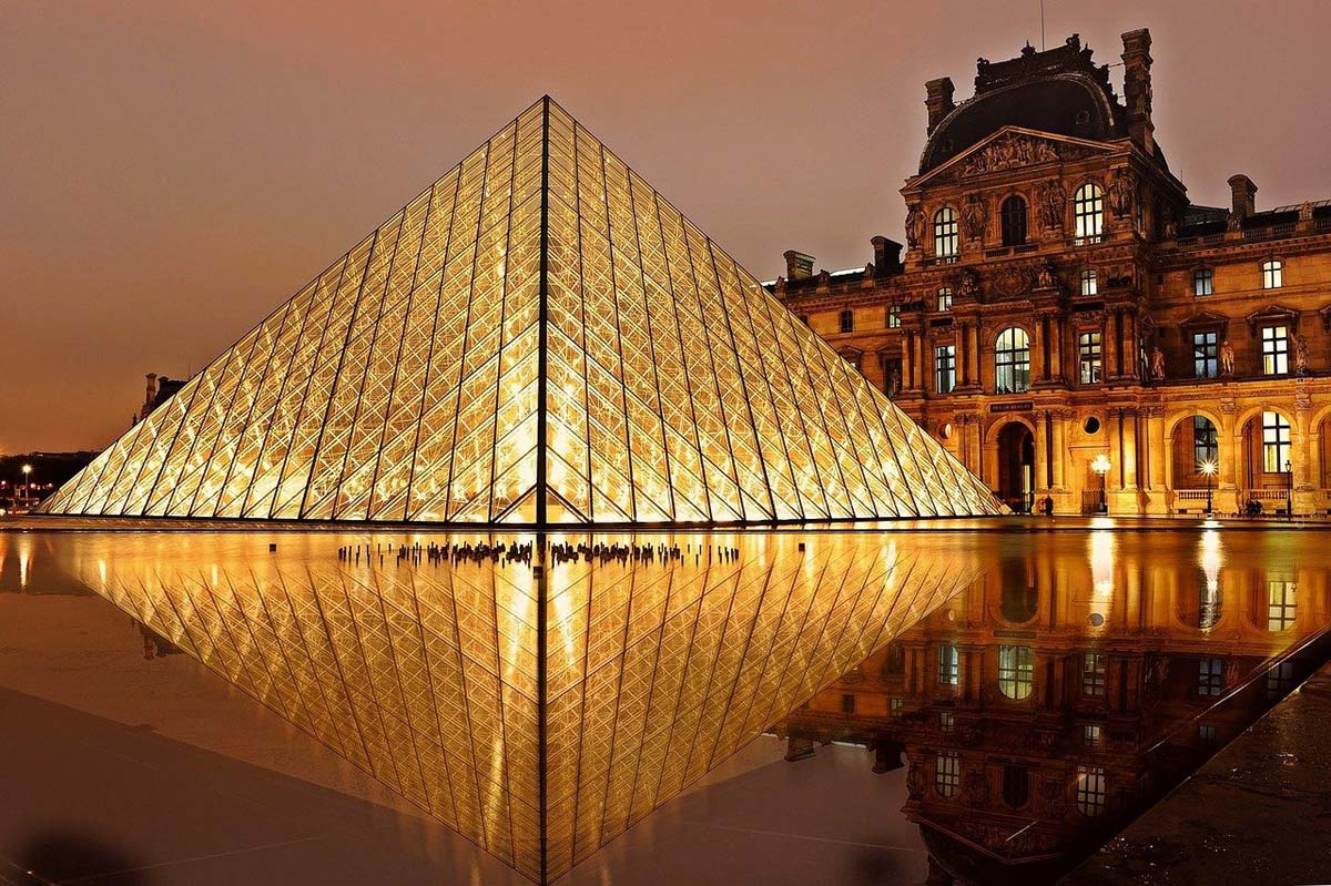 paris-fashion-louvre-fashionweeek-model-laufsteg-nacht