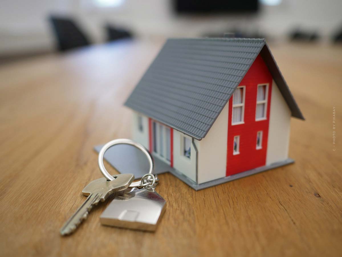 haus-immobilie-architekt-bauen-investition-eigenkapital-markler-mehrfamilienhaus-einfacmilienhaus-grunderwerbssteuer-wohnung-eigentumswohnung-schlüssel-tisch-miniatur