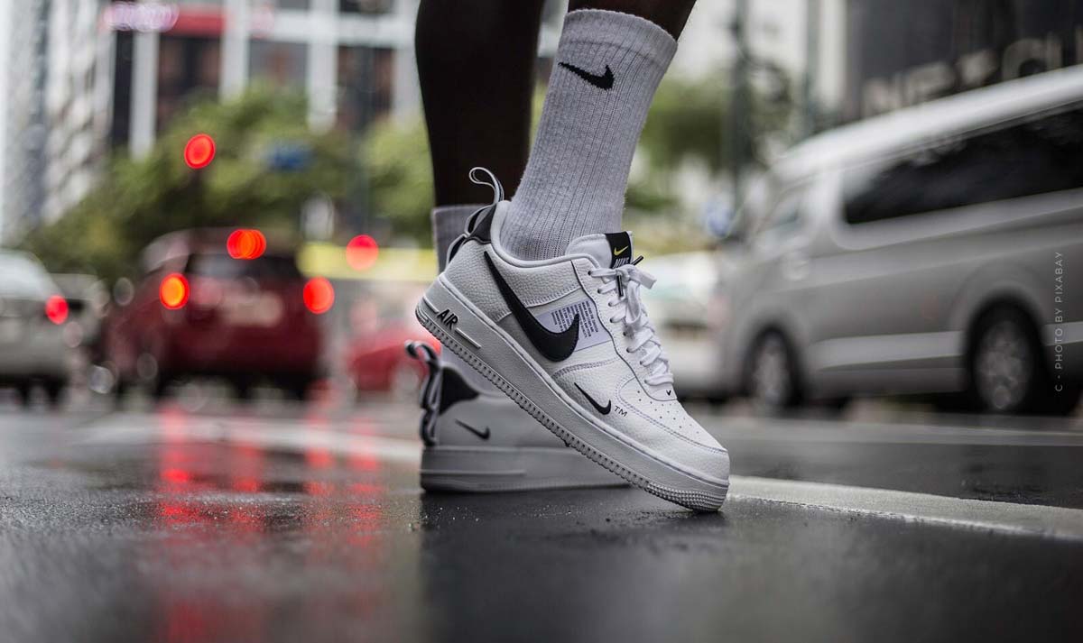 nike-sneaker-schuhe-weiß-straße-bein