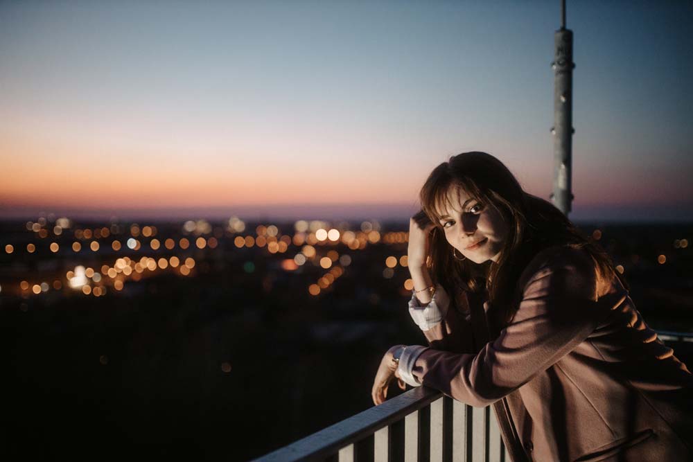 luca-angelina-vanak-model-frau-gntm-abends-stadt-balkon