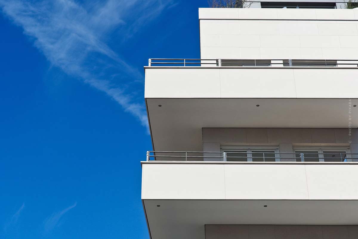 darmstadt-makler-immobilien-interviews-eigentumswohnung-haus-mieten-kaufen-wohnen-blau-balkon