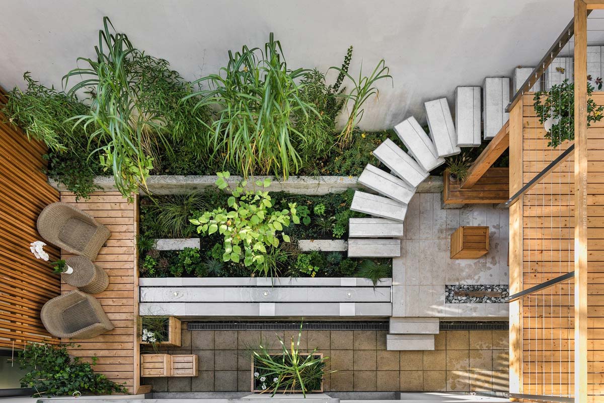 terrasse-outdoor-wohnzimmer-ratgeber-tipps-einrichtung-dekoration-moebel-pflanze-beleuchtung-holz-stuhl-treppe