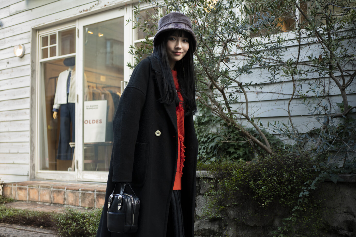 bucket-hat-damen-styling-outfit-street-style-schwarzer-hut-mode-accessoires-fashion-look