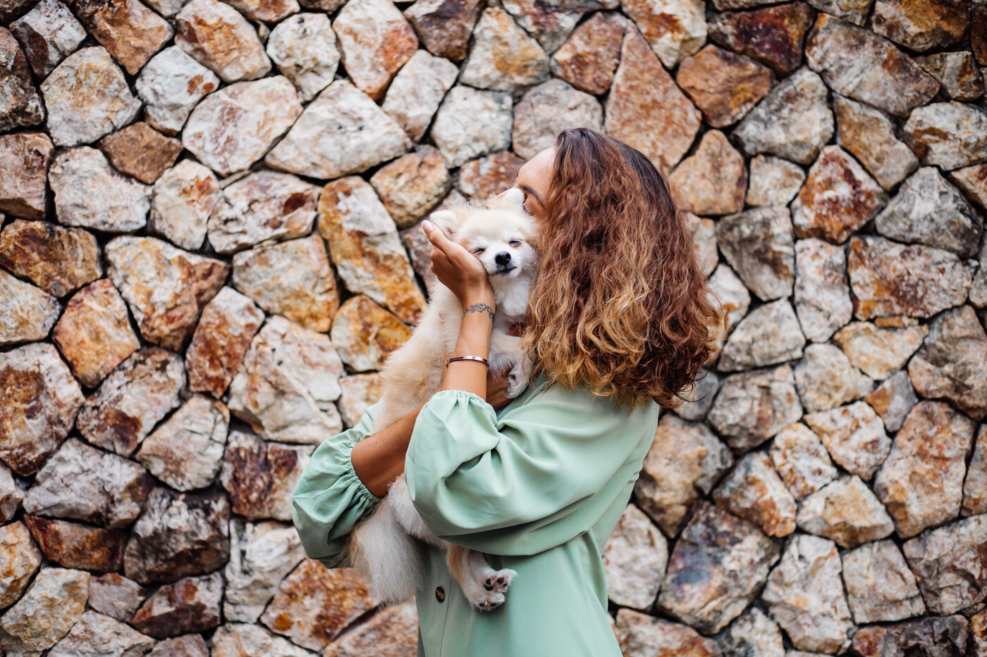 Pomeranian Welpe – Frau hält Spitz-Welpen outdoor