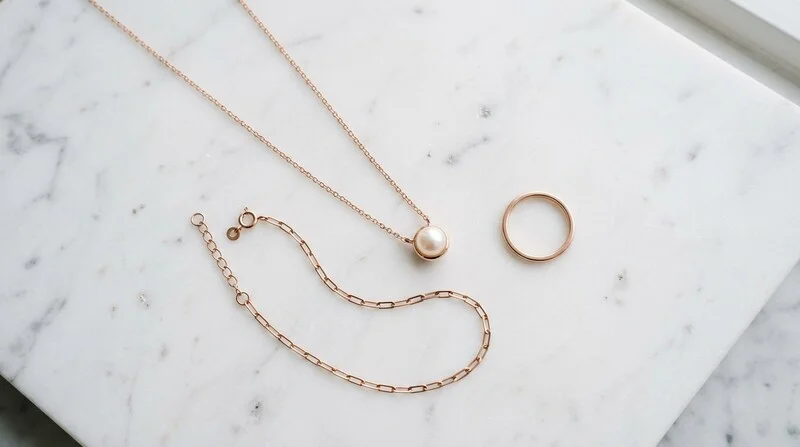 vera-wang-schmuck-ringe-ketten-elegant-product-shot-dunkel-luxury-jewelry-designer